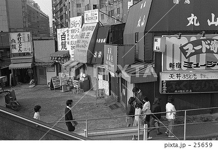 ある日ある時 昭和 新宿 赤色の写真素材