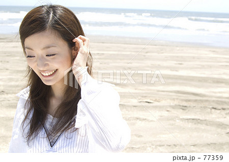 ナナメ 手 キャッチコピー エクボ まぶしい えくぼ 20代 Lightの写真素材 Pixta