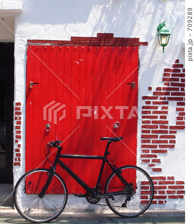 家の前の自転車 赤色の写真素材