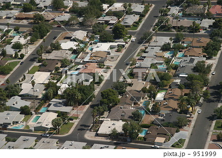 住宅街 アメリカ 俯瞰 プールの写真素材