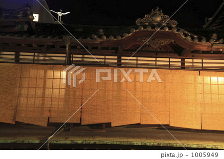 簾 道後温泉 建物 夜 和風 すだれの写真素材 簾 道後温泉 建物 夜 和風 すだれの写真素材