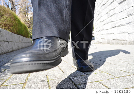 サラリーマン 靴 足 歩くの写真素材