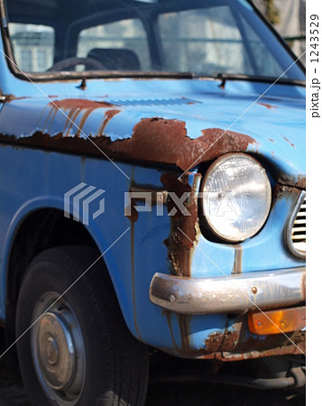 廃車 旧車 ヘッドライト サビ 放置車両 古い車 復活待ちの写真素材