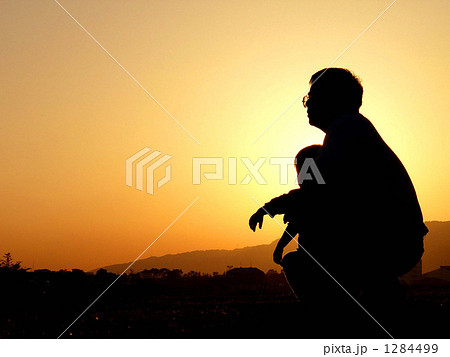 子供 夕焼け 影絵 男の子の写真素材