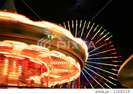 メリーゴーランド ライトアップ コスモワールド 遊園地の写真素材 - PIXTA