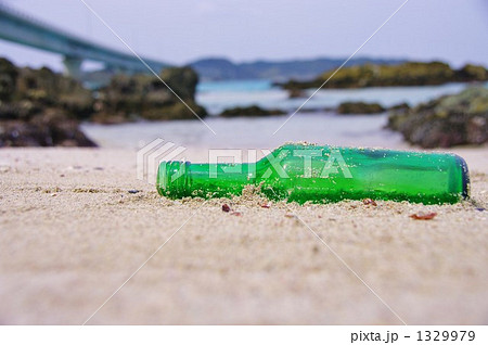 瓶 空き瓶 緑色 海の写真素材