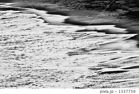 砂浜 波 モノクロ 鎌倉の写真素材