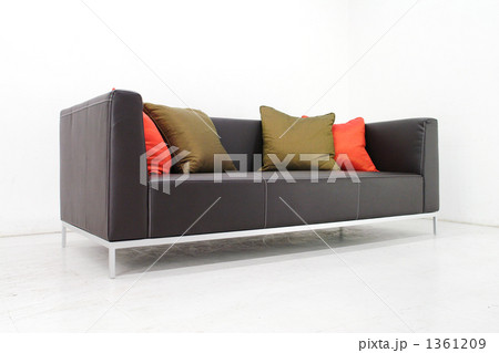 白バック シンプル インテリア 斜め 家具の写真素材