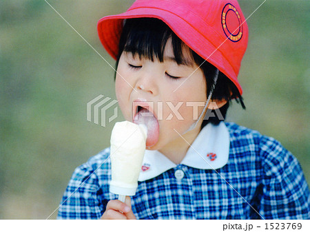 人物 ソフトクリーム 舐める アイスクリームの写真素材