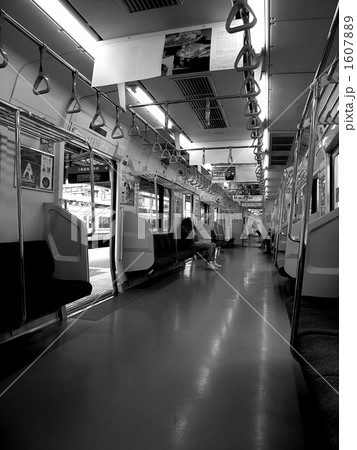 電車 白黒 車内 駅の写真素材