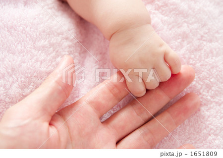手 赤ちゃん 片手 タオルの写真素材 手 赤ちゃん 片手 タオルの写真素材