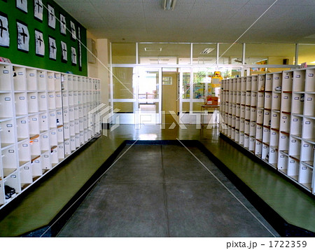 建物 下駄箱 学校 中学校の写真素材
