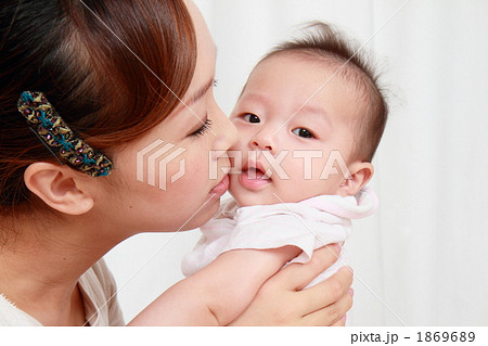 子供 女性 母子 キスの写真素材