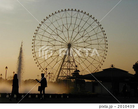 カップル 影 観覧車 夕方の写真素材