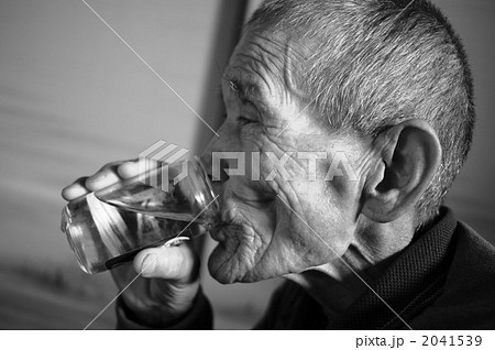 おじいちゃん 晩酌 男性 おじいさんの写真素材 - PIXTA