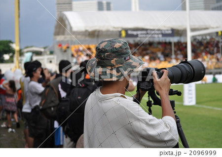 スポーツ カメラマン 望遠レンズ 撮影の写真素材