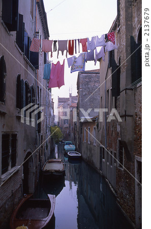 洗濯物 町並み 世界遺産 中世の写真素材
