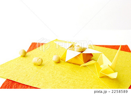 黄色 豆 大豆 折り紙 つるの写真素材