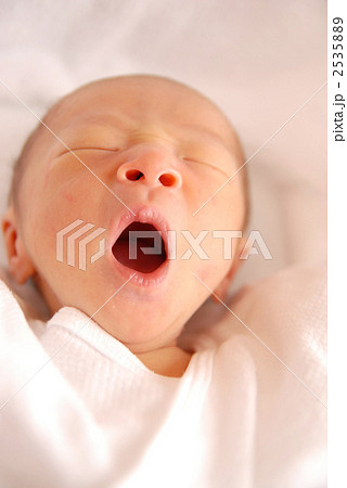 人物 子供 あくび 赤ちゃんの写真素材