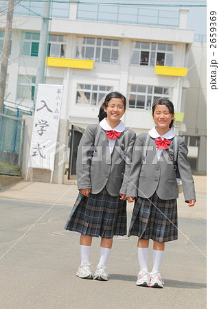 双子 姉妹 中学生 子供の写真素材