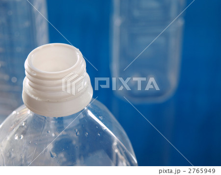 ペットボトル 飲み口 青 水の写真素材