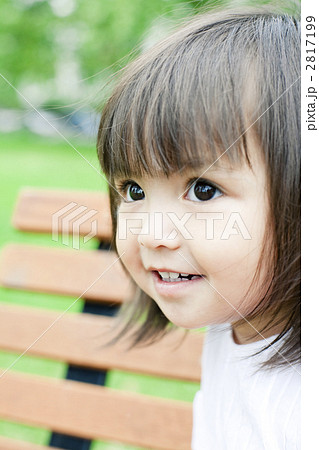 子供 外国人 ハーフ 園児 さわやか 女性 かわいいの写真素材
