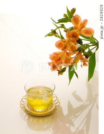 アルストロメリア 花 ガラス器 花瓶の写真素材