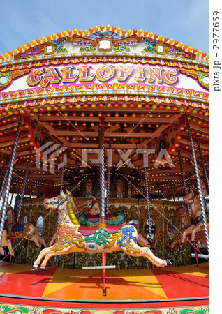 メリーゴーランド イギリス レジャー 遊園地の写真素材 - PIXTA