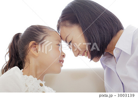 おでこくっつけるの写真素材