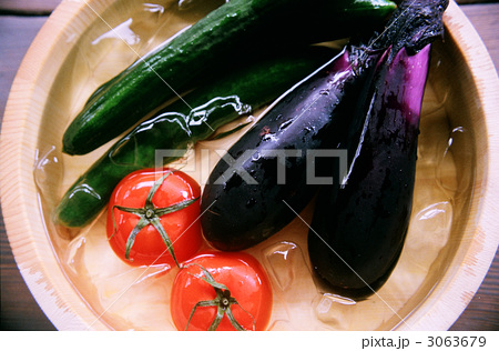 桶入り野菜 氷の写真素材