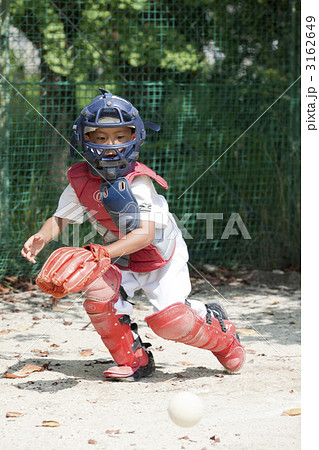 子供 ソフトボール キャッチャー 捕手の写真素材