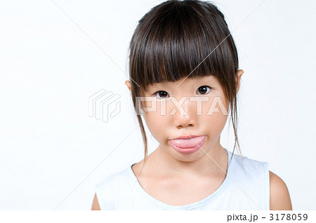 べろ 女の子 子供 舌の写真素材