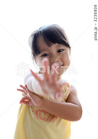 手を差し伸べる 女の子の写真素材