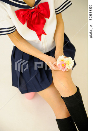 高校生 女子高生 お腹 制服の写真素材
