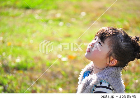 女の子 横顔 幼女 美しいの写真素材