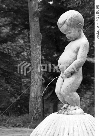 小便小僧 彫刻 像 六甲高山植物園の写真素材