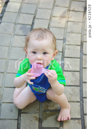 子供 男の子 赤ちゃん しがみつくの写真素材