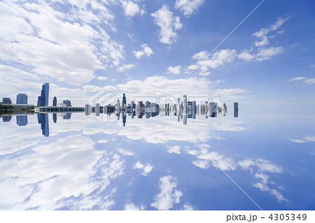 青空 水面 反射 空の写真素材