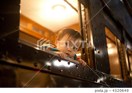 電車 別れ 発車 見送りの写真素材