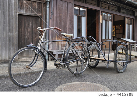自転車 レトロ リヤカー 昔の写真素材