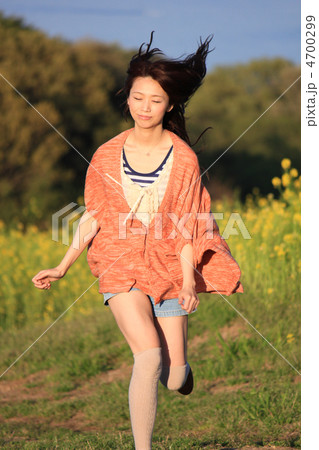 走ってくる 幸せの写真素材