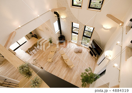 リビング 吹き抜け 巻きストーブ 一軒家の写真素材