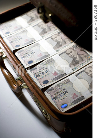 アタッシュケース お金 札束 一万円札の写真素材