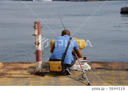 釣り人 後ろ姿 イタリア人 外国人の写真素材