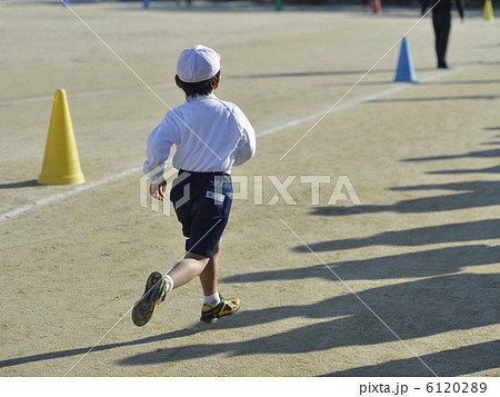 マラソン大会 走る 小学生 マラソンの写真素材 Pixta