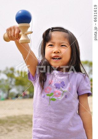 人物 女の子 けん玉 かわいいの写真素材