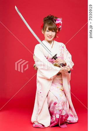 人物 女性 刀 日本刀 伝統 晴れ着 和服 正月の写真素材