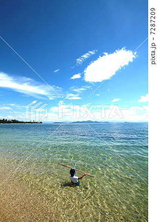 琵琶湖 水遊び 湖水浴 青空の写真素材