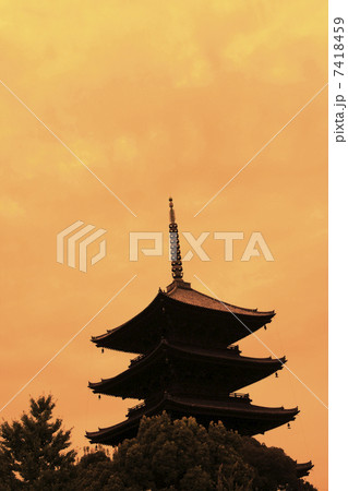寺 シルエット 神社仏閣 五重塔 東寺 京都市 古都の写真素材