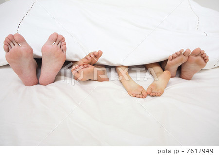 シーツ 足裏 足 ベッドの写真素材